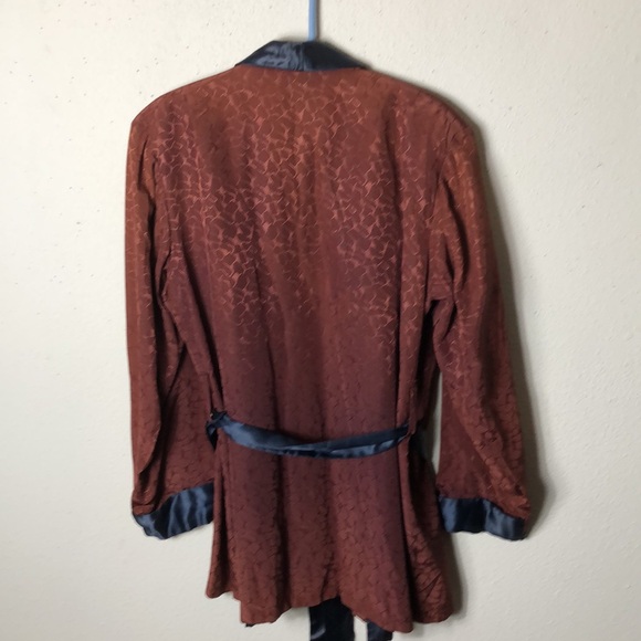 1950 maroon pattern smoking jacket w/black collar, cuff ,belt. No label or size - Picture 6 of 10